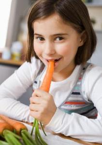 Vegetais como a cenoura são uma fonte natural de Vitamina A, de onde vem o ácido retinóico.