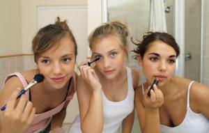 Aprenda a usar maquiagem para disfarçar as espinhas enquanto o tratamento para acne não dá resultado.