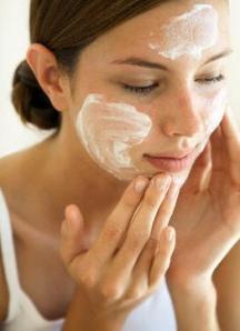 Além de deixar a pele mais bonita a microdermoabrasão ainda aumenta os efeitos dos tratamentos com cremes.