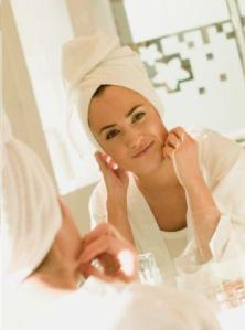 As manchas na pele costumam aparecer após os 25 anos e são umas das principais queixas nos consutórios de dermatologia.
